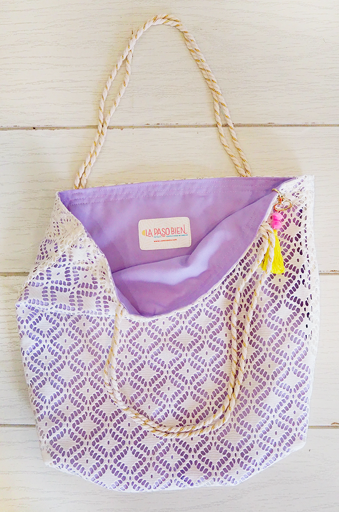 Welcome bag with mesh fabric and lilac lining